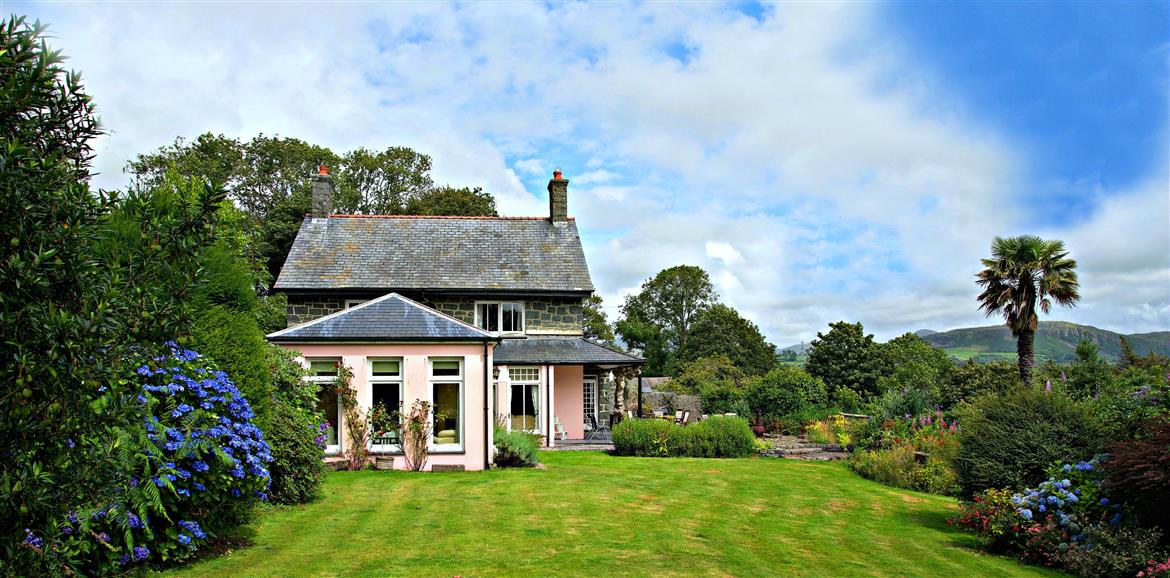 Self Catering Cottages Near Criccieth For Between 2 And 18 Guests