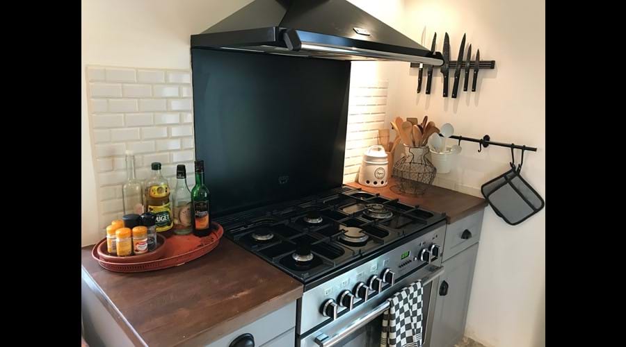 Gas hob and electric oven perfect for large group meals.