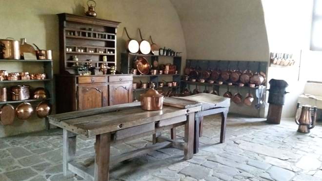 The kitchen in Chateau Jumilac