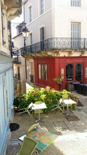 Tables outside a restaurant in Terrasson Lavilledieu