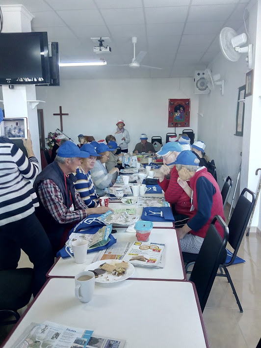 Everyone concentrating on the map of the Pueblo during the virtual tour