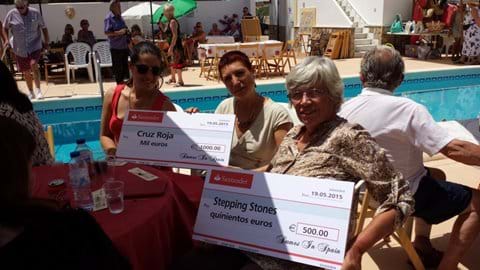 Fanny receiving a donation from Dames.