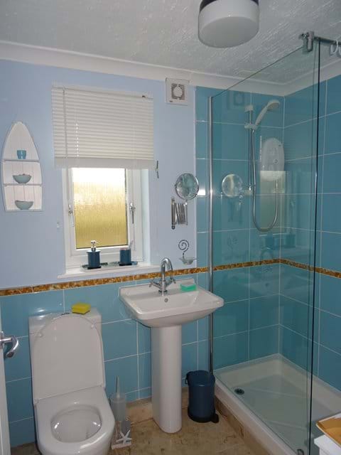 Cornish Chalet Holidays G12 Lynfield Bathroom