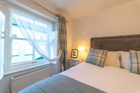 Cosy comfortable king sized bed @ TyDoli Georgian Townhouse Apartment, Brecon, BreconBeacons 