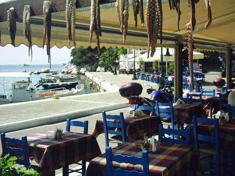 Skiathos old port, τα ψαράδικα (Psaradthika/fisherman) taverna