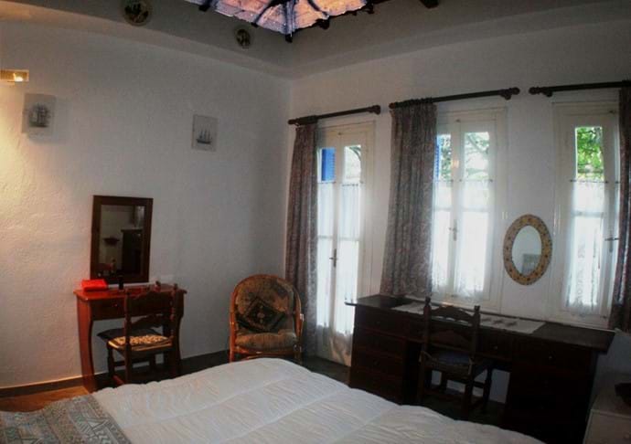 Orchard Villa master bedroom (en-suite to l.)