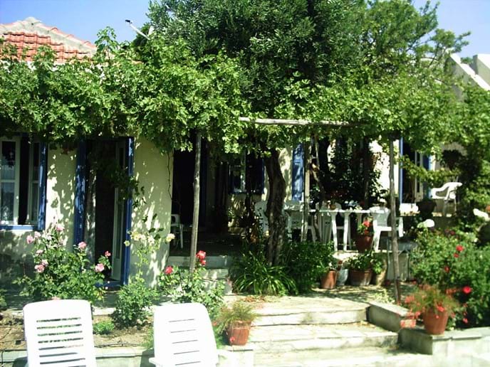 Orchard Villa master b-room (l.), patio-courtyard (mid.)