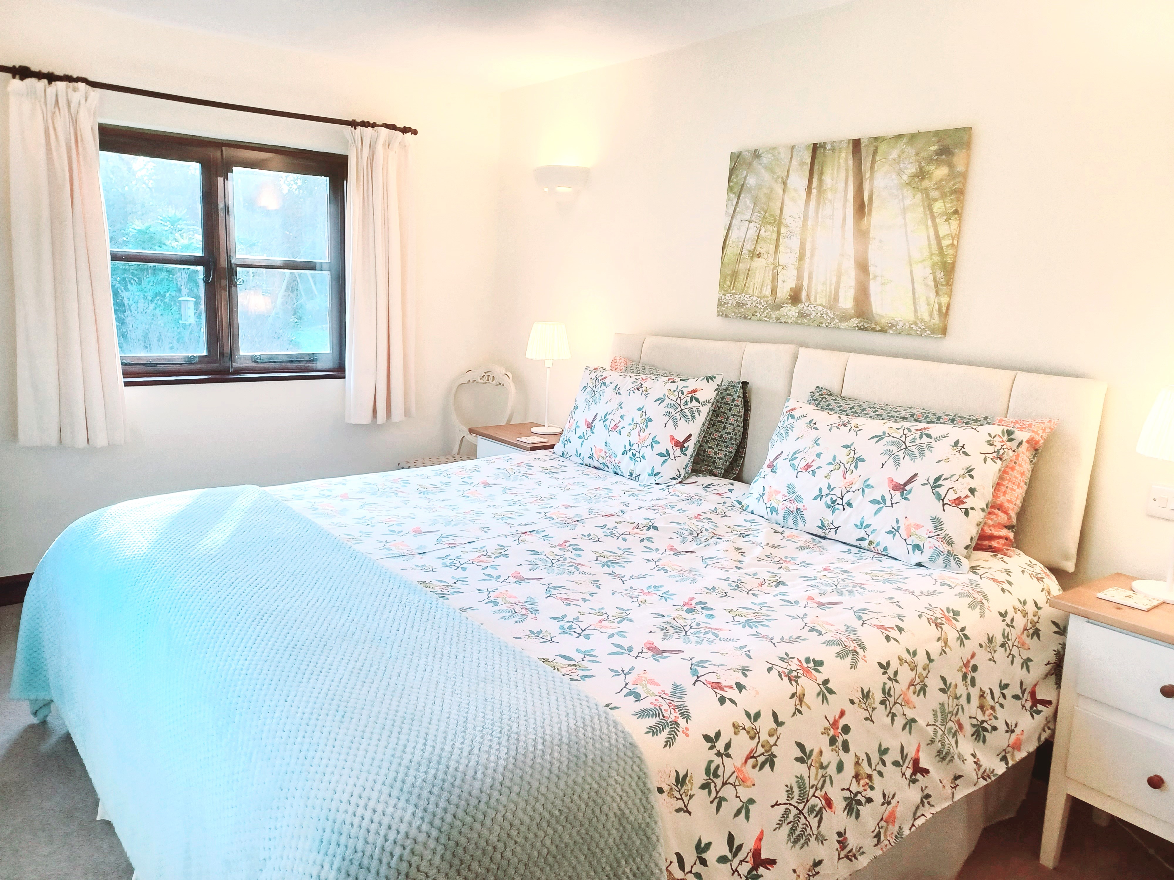 Bright and airy SuperKing bedroom with 2 windows overlooking the gardens.