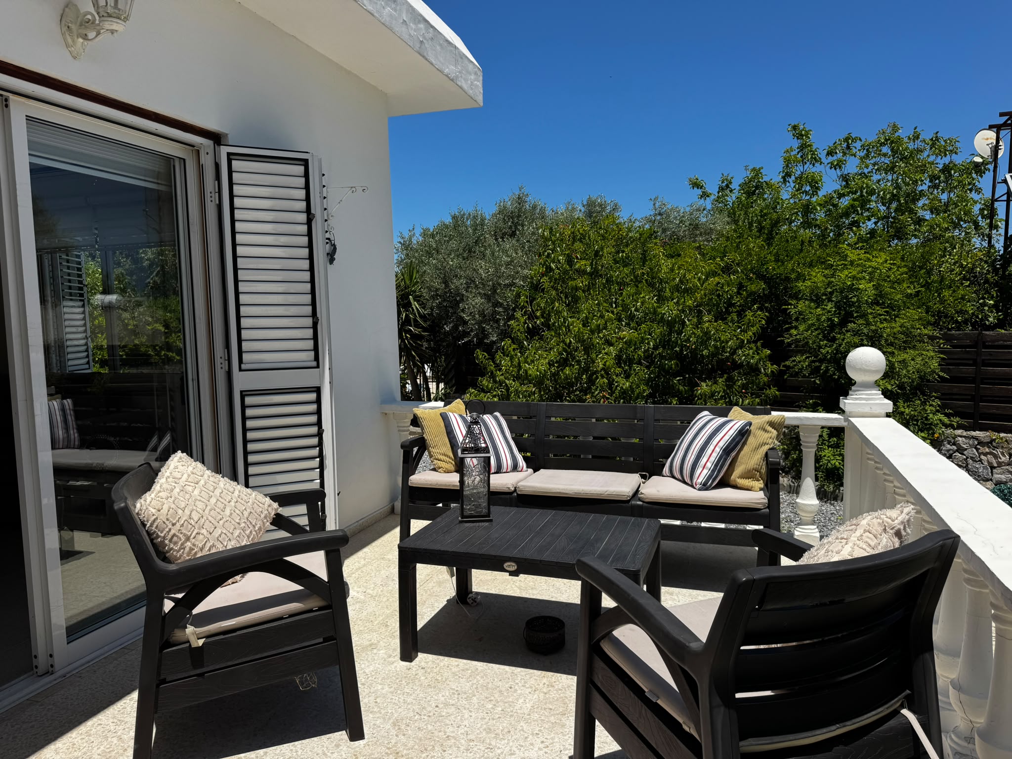 Front Terrace - Relaxed seating 