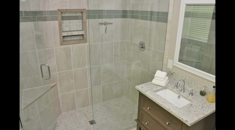 Shower and separate toilet in upstairs bathroom 3