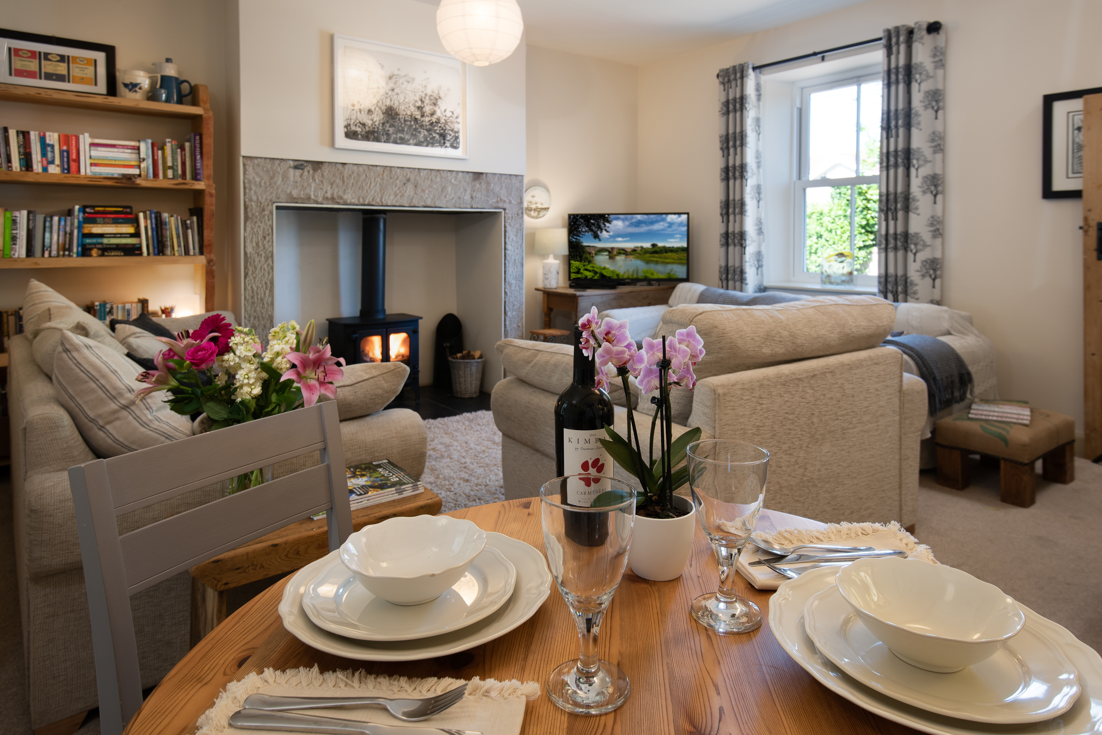 The cosy living room with dining area - “like a warm, friendly hug” as a previous guest wrote.
