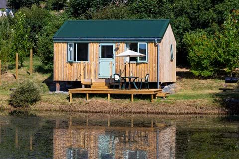 Sandpiper wooden hut accommodation overlooking the lake