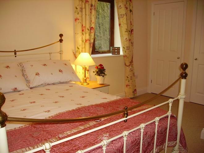 Double bedroom with views to the woodland