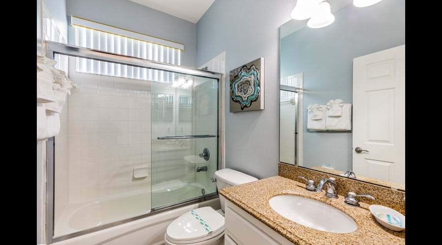 Bathroom to bedroom 3 (can be closed off to make en-suite)