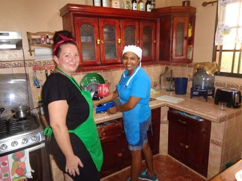 Samantha und Ivania beim Kochen