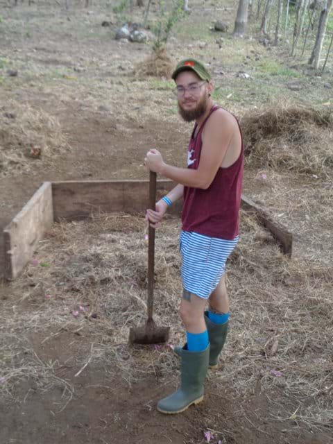 Matthew beim Ausmisten