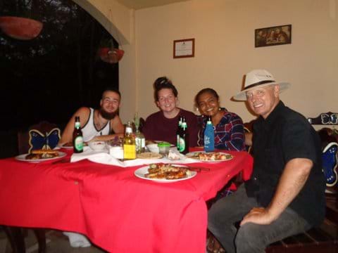 Abendessen mit unseren Freiwilligen aus Irland und unserem Nachbar aus Kanada