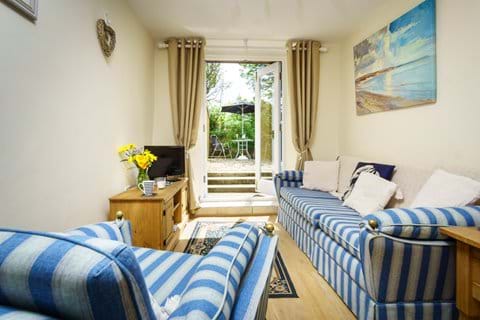 Letting the outdoors in to the bright sitting room