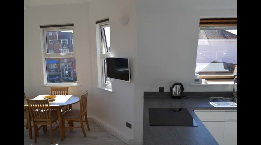 Kitchen / Lounge