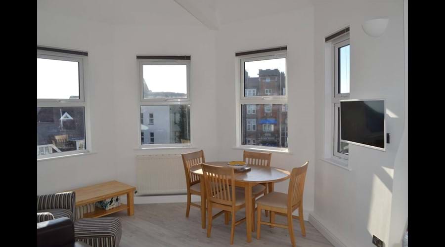 Lounge / Dining Area