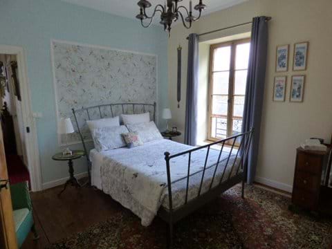 Chambre 1 - A Beautifully appointed double bedroom with en-suite