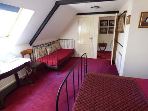 Chambre 3 - Furnished with an optional single bed if required