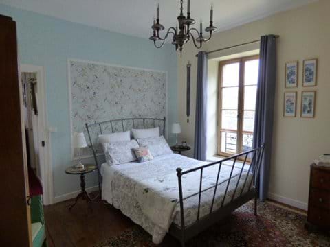 Chambre 1 - Beautifully appointed double bedroom with en-suite