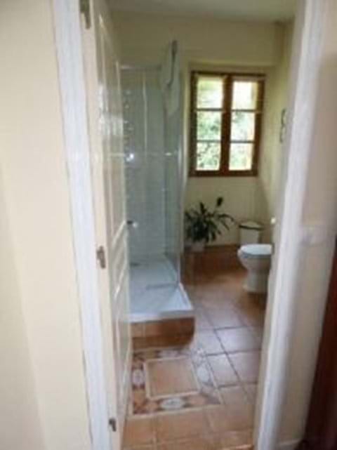 Chambre 1 En-suite with large walk in shower
