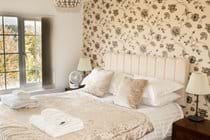 King size bed with amazing views to the sea and out over Ryde
