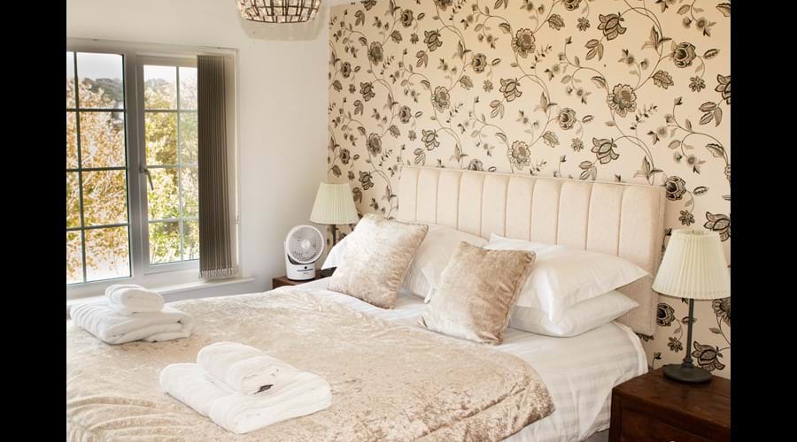 King size bed with amazing views to the sea and out over Ryde