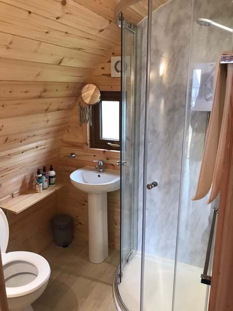 En Suite wc/shower room with complimentary handsoap, shampoo & conditioner & toilet roll.
