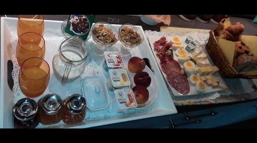 Breakfast for 3 people, both trays included in price per person