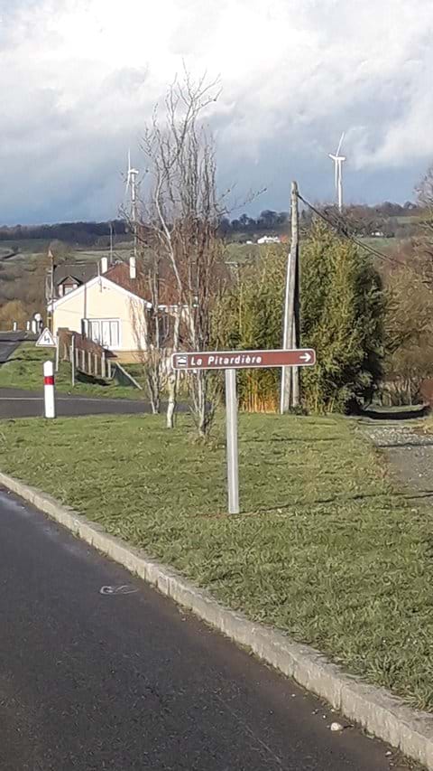 La Pitardiere Gite (Turning Right) Road Sign