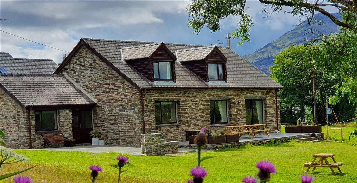 Luxury cottage retreat, with mountain views in Snowdonia National Park