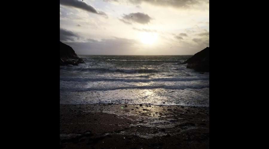 Dramatic waves at Fenella beach, Peel
