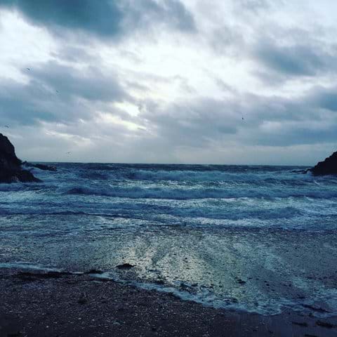 Dramatic waves on Fenella beach, Peel