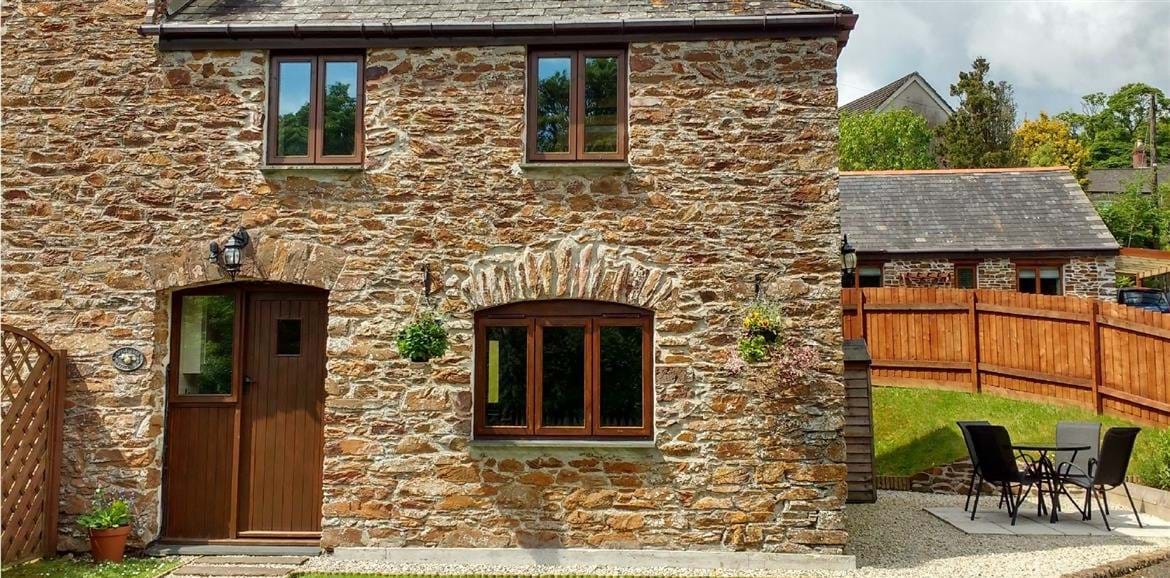 Charming C19th Converted Barn Cottages Set In The Heart Of