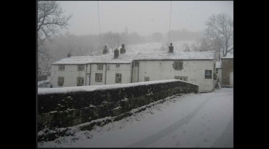 snow-covered-scene-of-the-george-inn-hubberholme