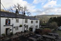 outside-seating-at-the-george-inn-hubberholme