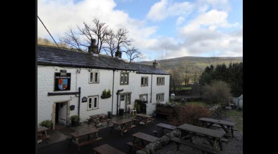 outside-seating-at-the-george-inn-hubberholme