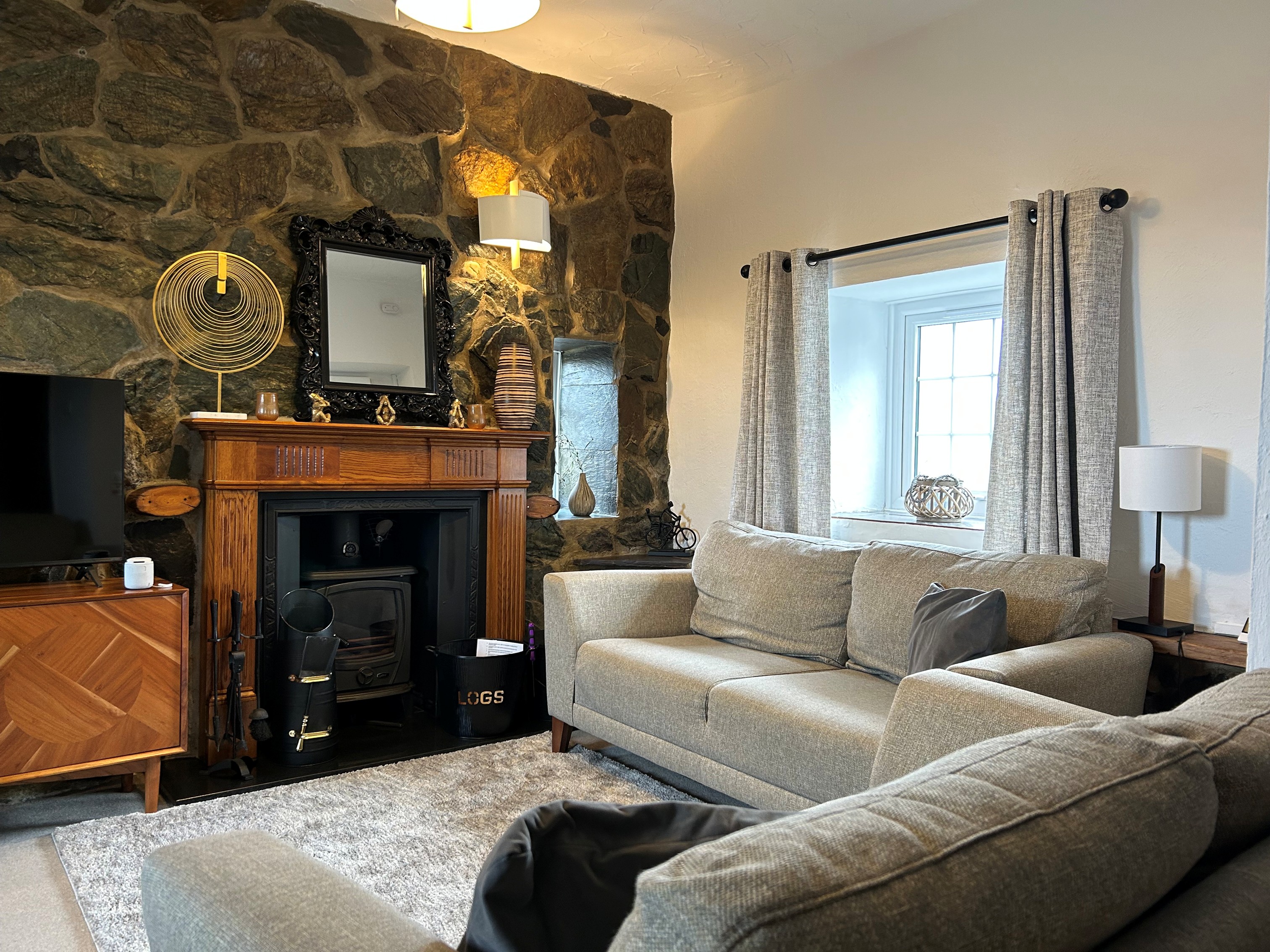 Lounge with seating for 8, smart TV with built in Freesat - Pets are welcome in this room