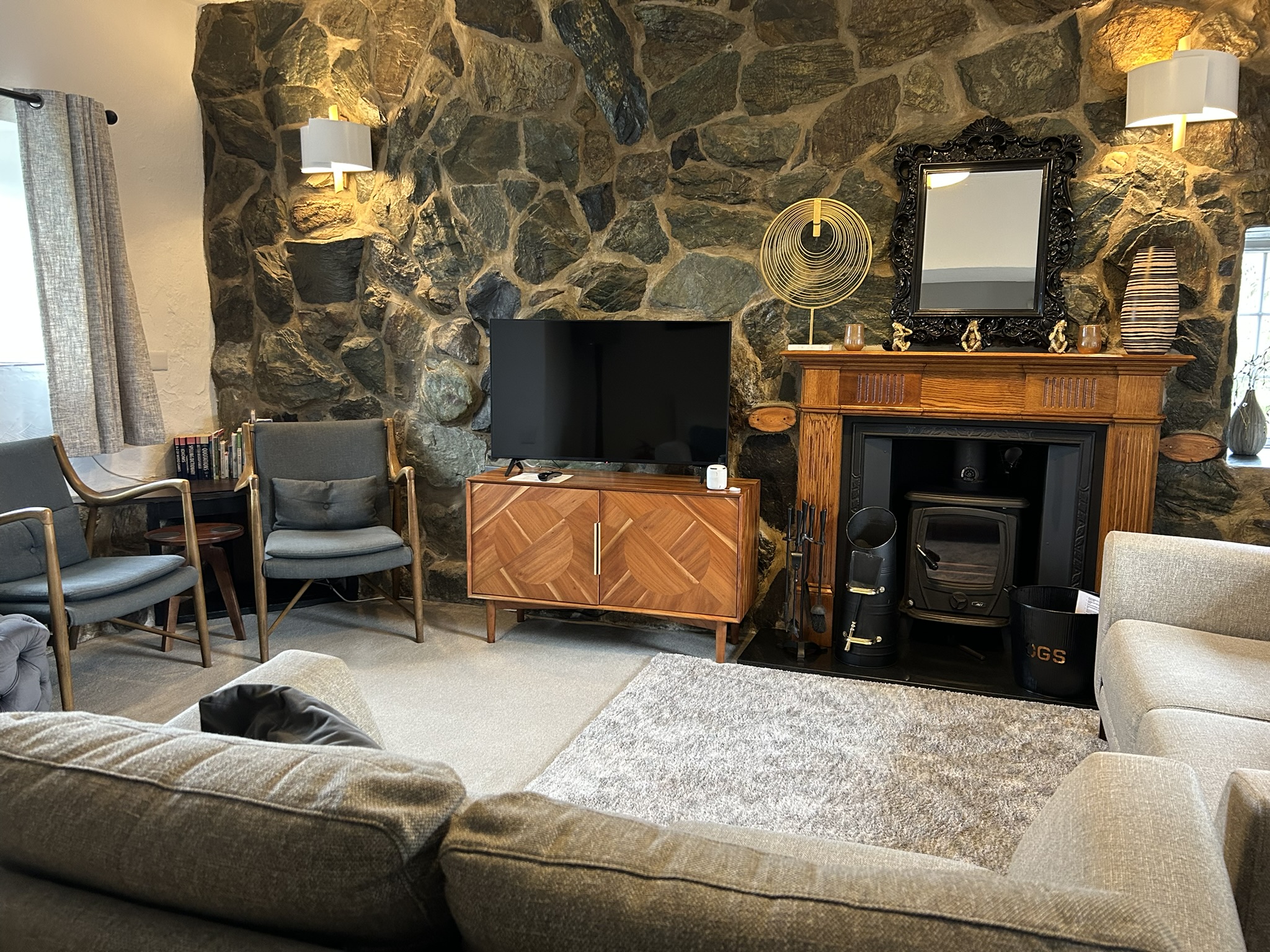 Lounge with seating for 8, smart TV with built in Freesat - Pets are welcome in this room
