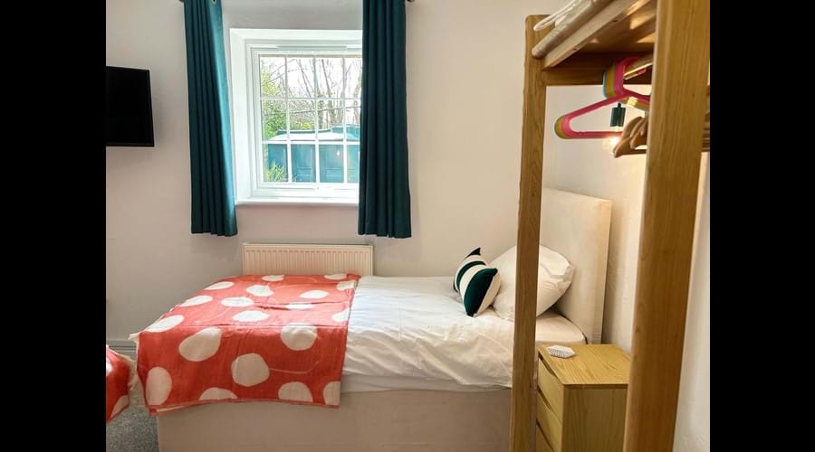 Twin bedroom (ground floor)