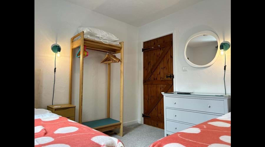 Twin bedroom (ground floor)