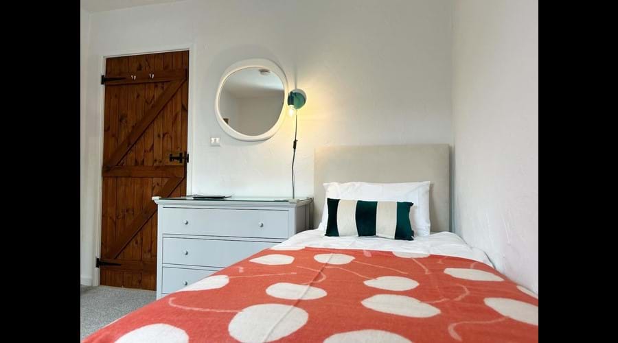Twin bedroom (ground floor)