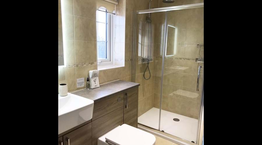 Double bedroom en-suite bathroom (upstairs)