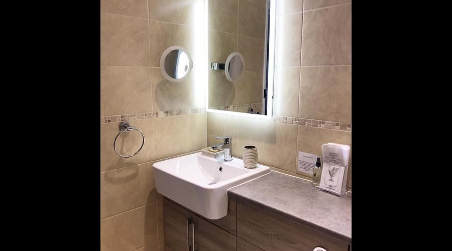 Double bedroom en-suite bathroom (upstairs)
