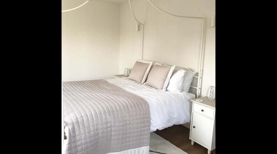 King size bedroom (downstairs)