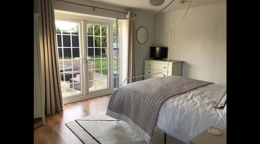 King size bedroom (downstairs)