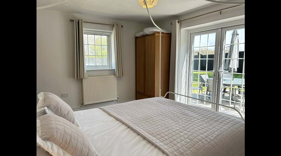 Kingsize bedroom (ground floor)